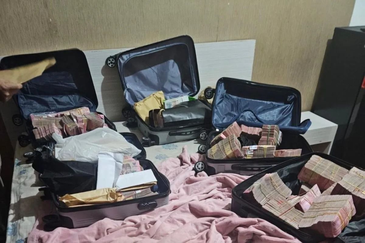 Sejumlah barang bukti kasus dugaan suap dan gratifikasi terkait importasi barang KW di lingkungan Direktorat Jenderal Bea Cukai Kementerian Keuangan yang disita Komisi Pemberantasan Korupsi di Ciputat, Tangerang Selatan, Banten, Jumat, 13 Februari 20 <b>(Antara)</b>
