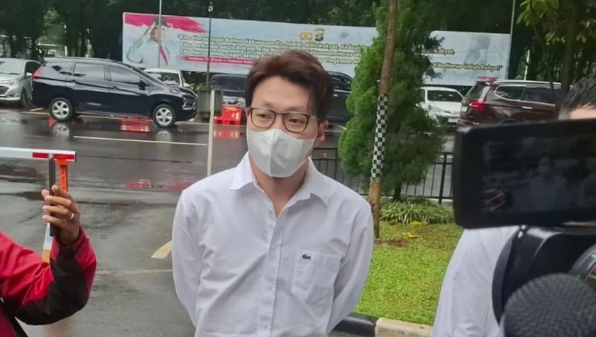 Dokter Richard Lee saat memenuhi panggilan Polda Metro Jaya terkait kasus dugaan pelanggaran perlindungan konsumen serta produk dan perawatan kecantikan di Jakarta, Kamis, 19 Februari 2026. ANTARA/Ilham Kausar <b>(Antara)</b>