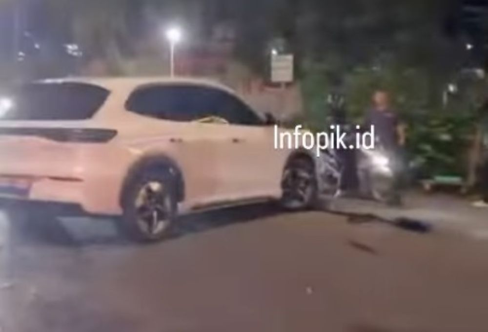 Mobil listrik yang diduga merupakan Geely EX5 mengalami patah as roda. (Foto: Tangkapan layar Instagram @infokpik.id)