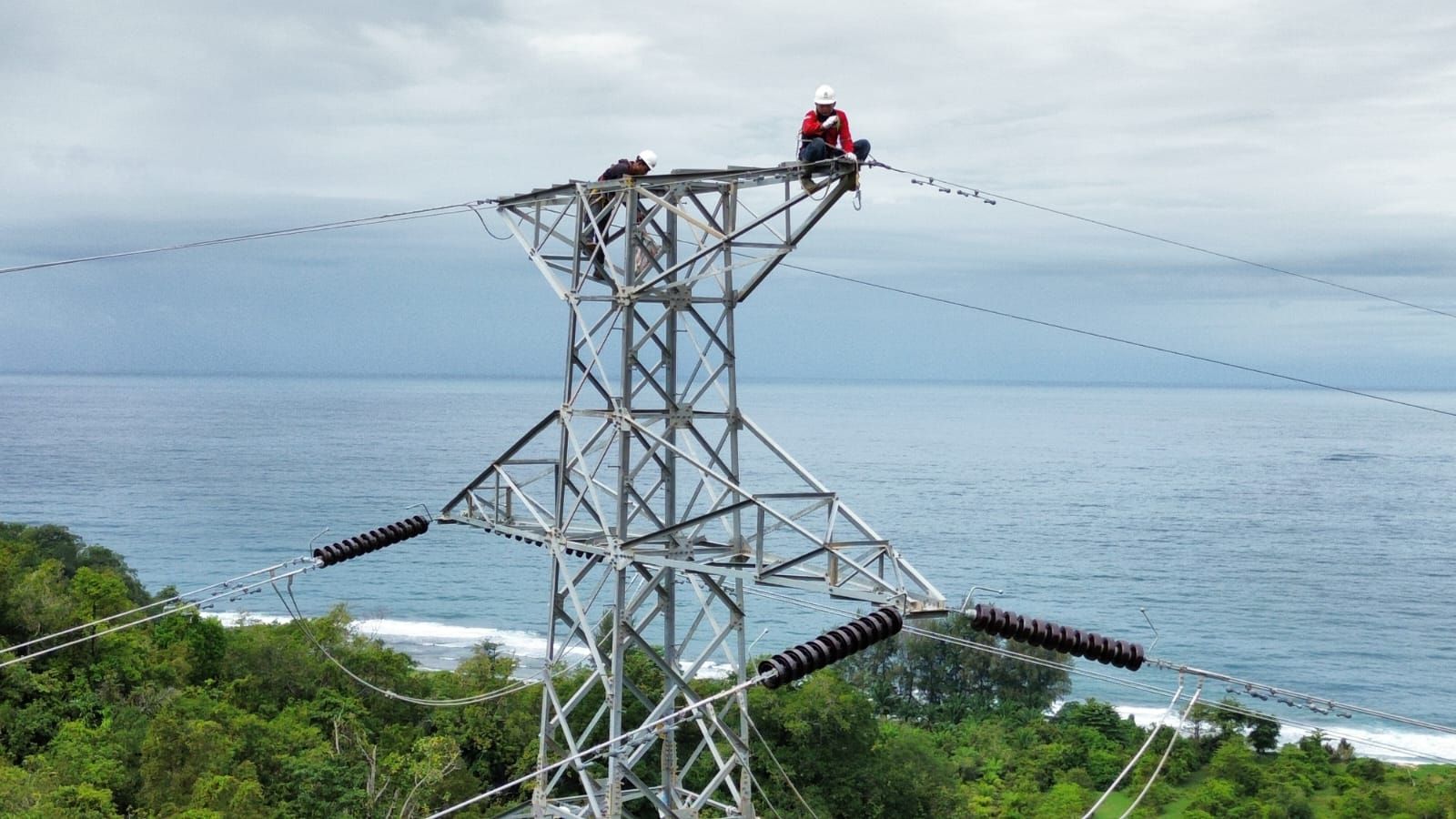 Petugas PLN ketika memastikan kesiapan Saluran Udara Tegangan Tinggi (SUTT) 150 kilo Volt (kV) Blangpidie-Tapak Tuan sebelum diberikan tegangan listrik secara perdana. <b>(PLN dokumen)</b>