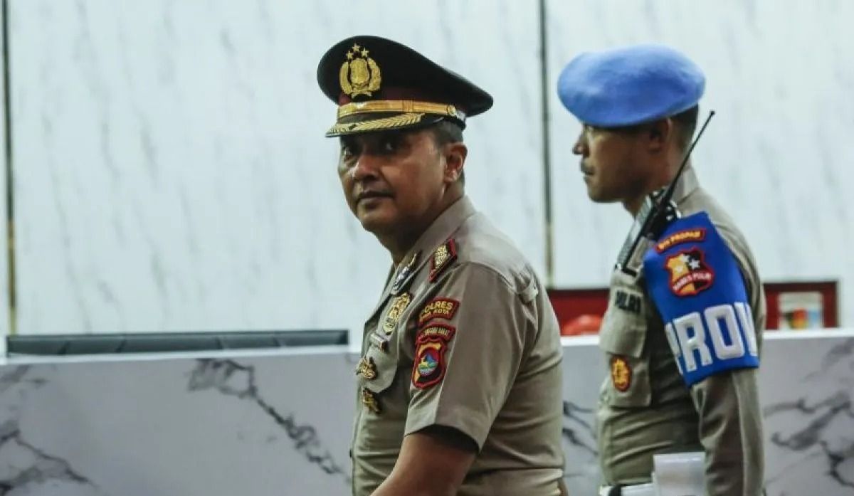 Mantan Kapolres Bima Kota AKBP Didik Putra Kuncoro (kiri) berjalan keluar dari ruang sidang usai mengikuti Sidang Komisi Kode Etik Polri (KKEP) terkait kasus pemilikan narkoba di Gedung Transnational Crime Center (TNCC) Mabes Polri, Jakarta, Kamis, 1 <b>(Antara)</b>
