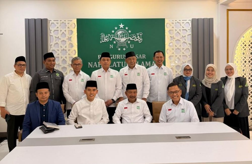 Dewan Pembina YMSM, Badrodin Haiti dalam penyerahan secara simbolis 1.000 mushaf Alquran kepada Ketua Umum PB Nahdlatul Ulama, Prof. KH Yahya Cholil Staquf di Gedung PBNU, Jakarta Pusat. (Istimewa)