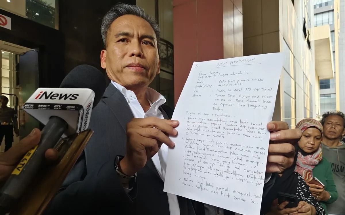 Kuasa hukum eks Kapolres Bima Kota AKBP Didik Putra Kuncoro, Rofiq Ashari, menunjukkan surat tulisan tangan dari Didik di Gedung TNCC Mabes Polri, Jakarta, Kamis, 19 Februari 2026. (ANTARA/Nadia Putri Rahmani) <b>(Antara)</b>