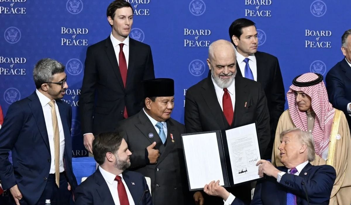 Presiden Prabowo Subianto (keempat kiri) berbincang dengan Presiden Amerika Serikat Donald Trump (ketiga kanan) saat KTT Dewan Perdamaian (BoP) di Donald J. Trump US Institute of Peace, Washington DC, Amerika Serikat, Kamis, 19 Februari 2026. Pada KT <b>(Antara)</b>