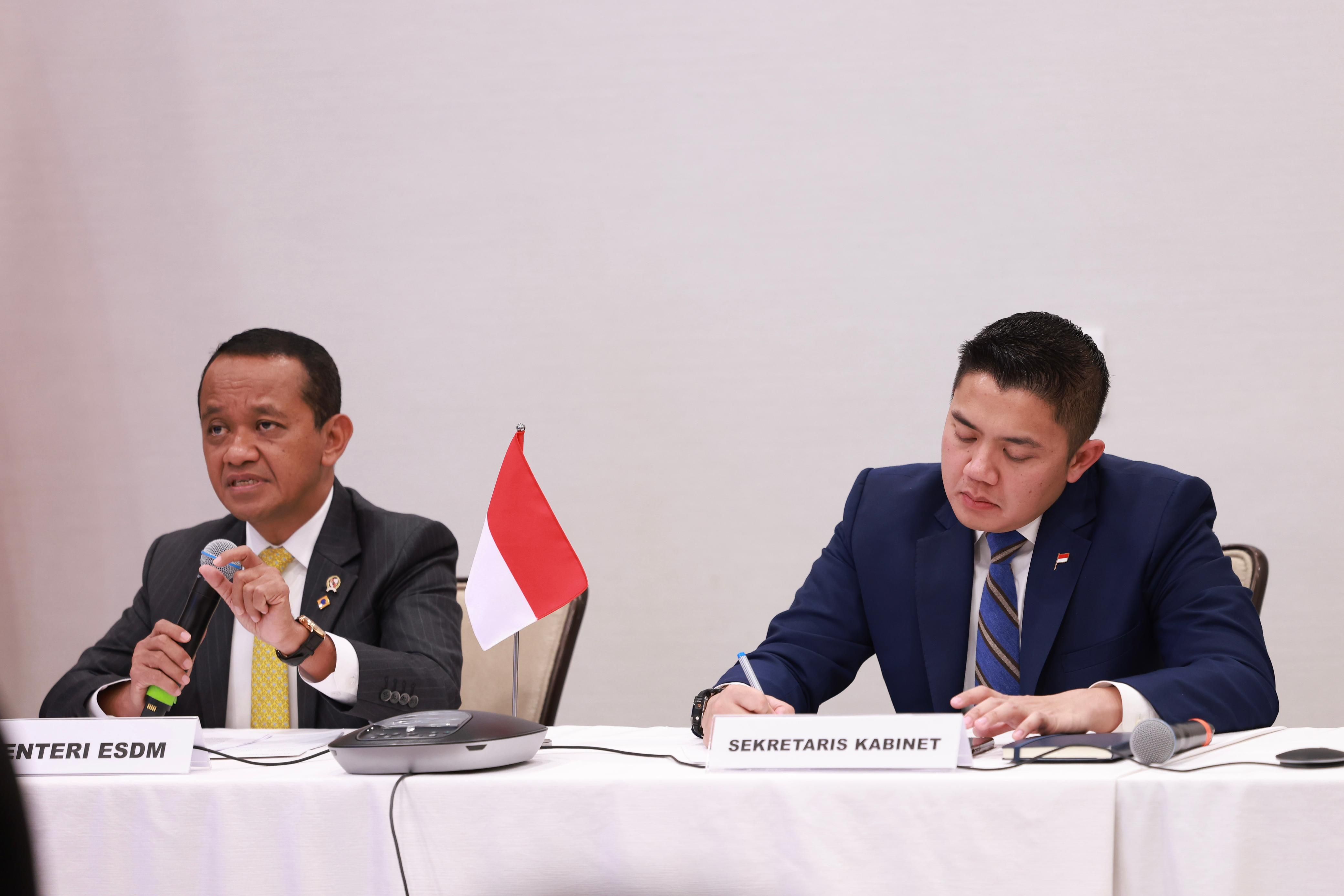Menteri Energi dan Sumber Daya Mineral (ESDM) Bahlil Lahadalia dan Sekretaris Kabinet Teddy Indra Wijaya. <b>(Bakom)</b>