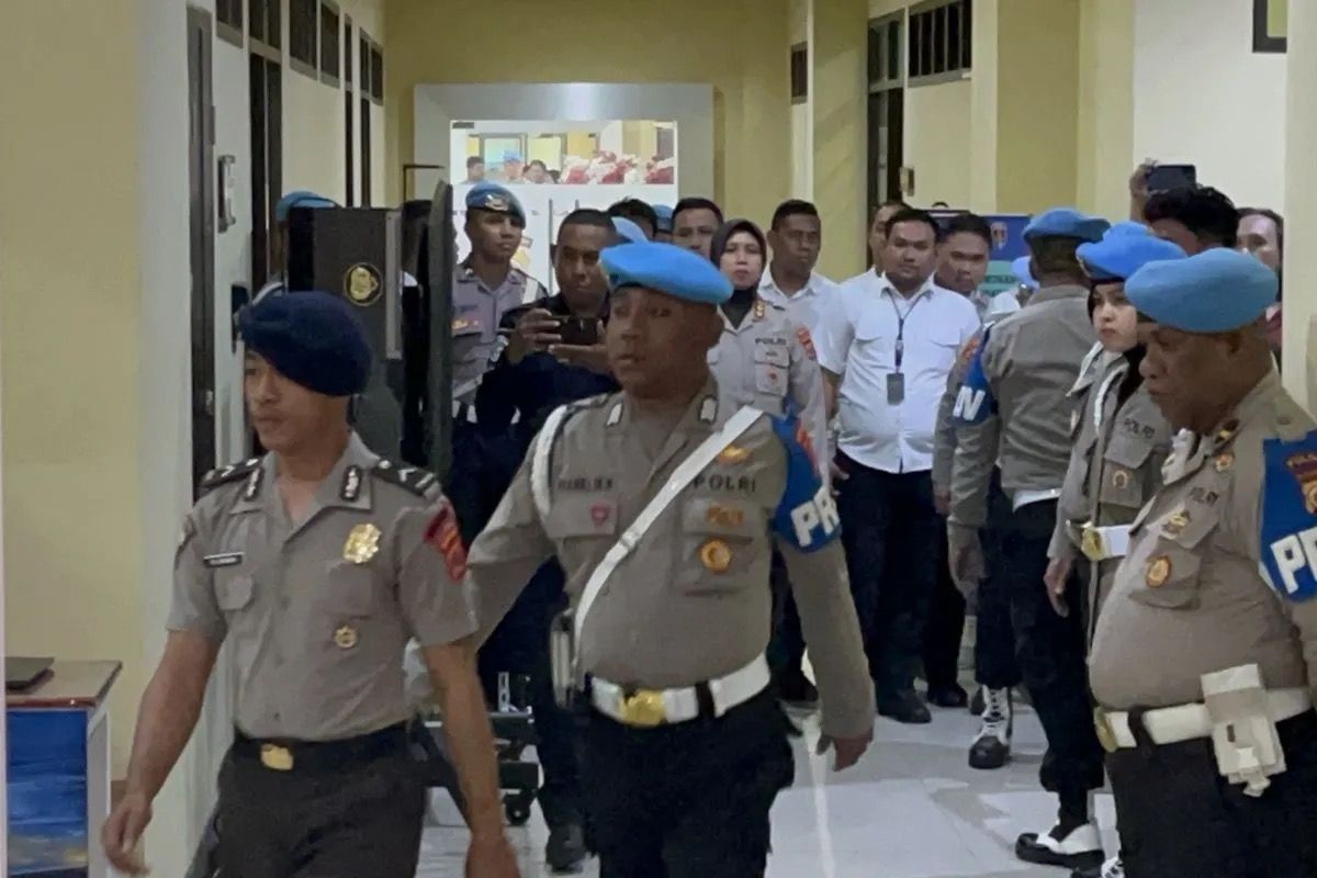 Personel Bidpropam Polda Maluku mengawal anggota Brimob MS tersangka kasus aniaya siswa hingga meninggal masuk ruang sidang etik, di Ambon. <b>(Antara)</b>