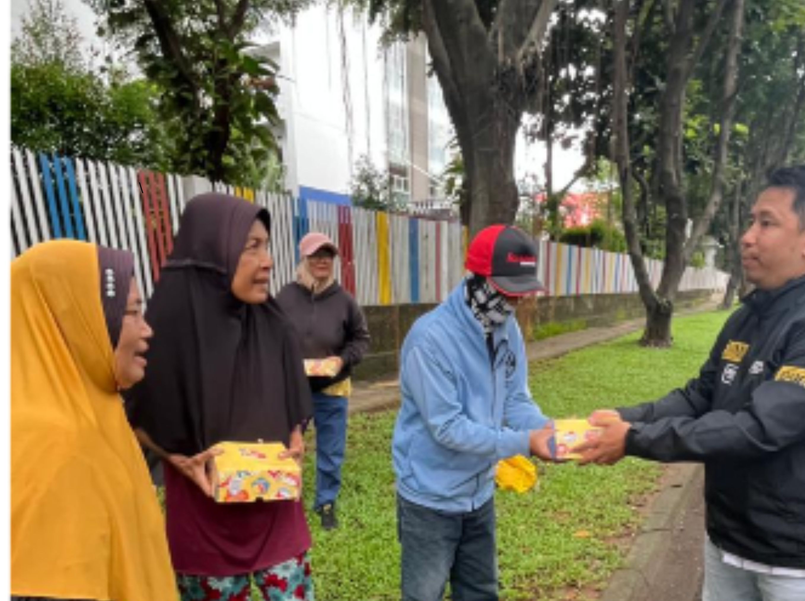 Melalui kegiatan semacam ini, BRI terus menunjukkan komitmennya untuk hadir memberikan makna bagi Negeri, tidak hanya melalui layanan perbankan, tetapi juga melalui aksi nyata dalam membantu masyarakat dan memperkuat solidaritas sosial di lingkungan sekitar.  <b>(BRI)</b>