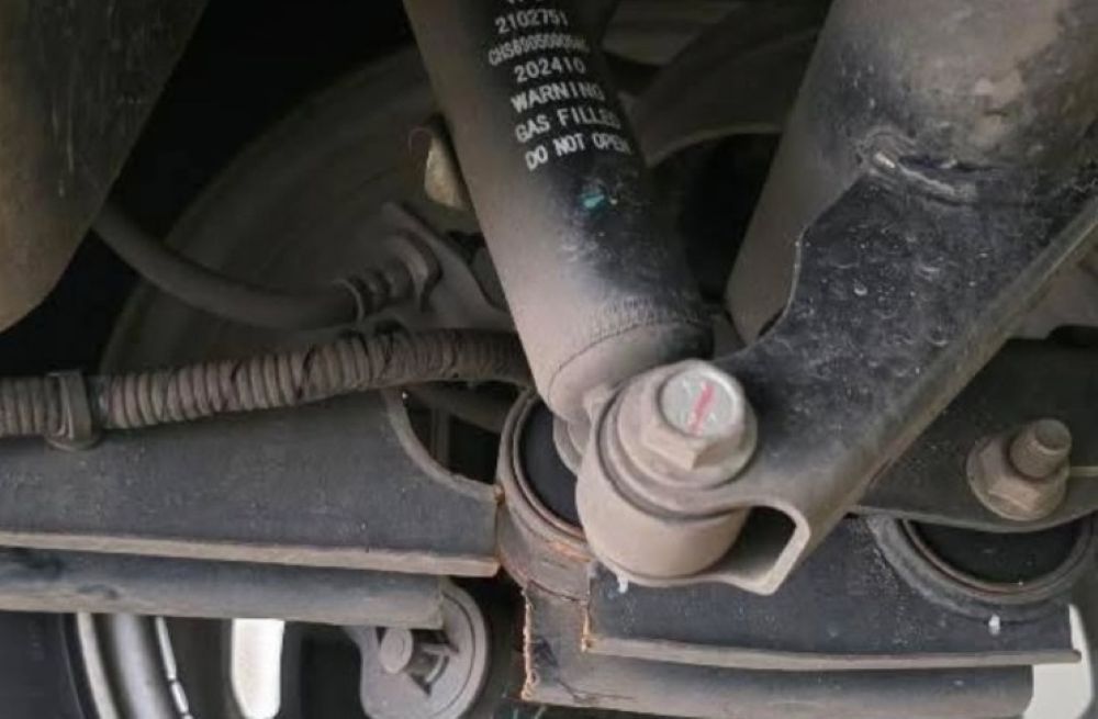 Komponen kaki-kaki pada mobil listrik VinFast VF3 mengalami patah usai menghantam lubang. (Foto: Instagram @hujat_mobil_)