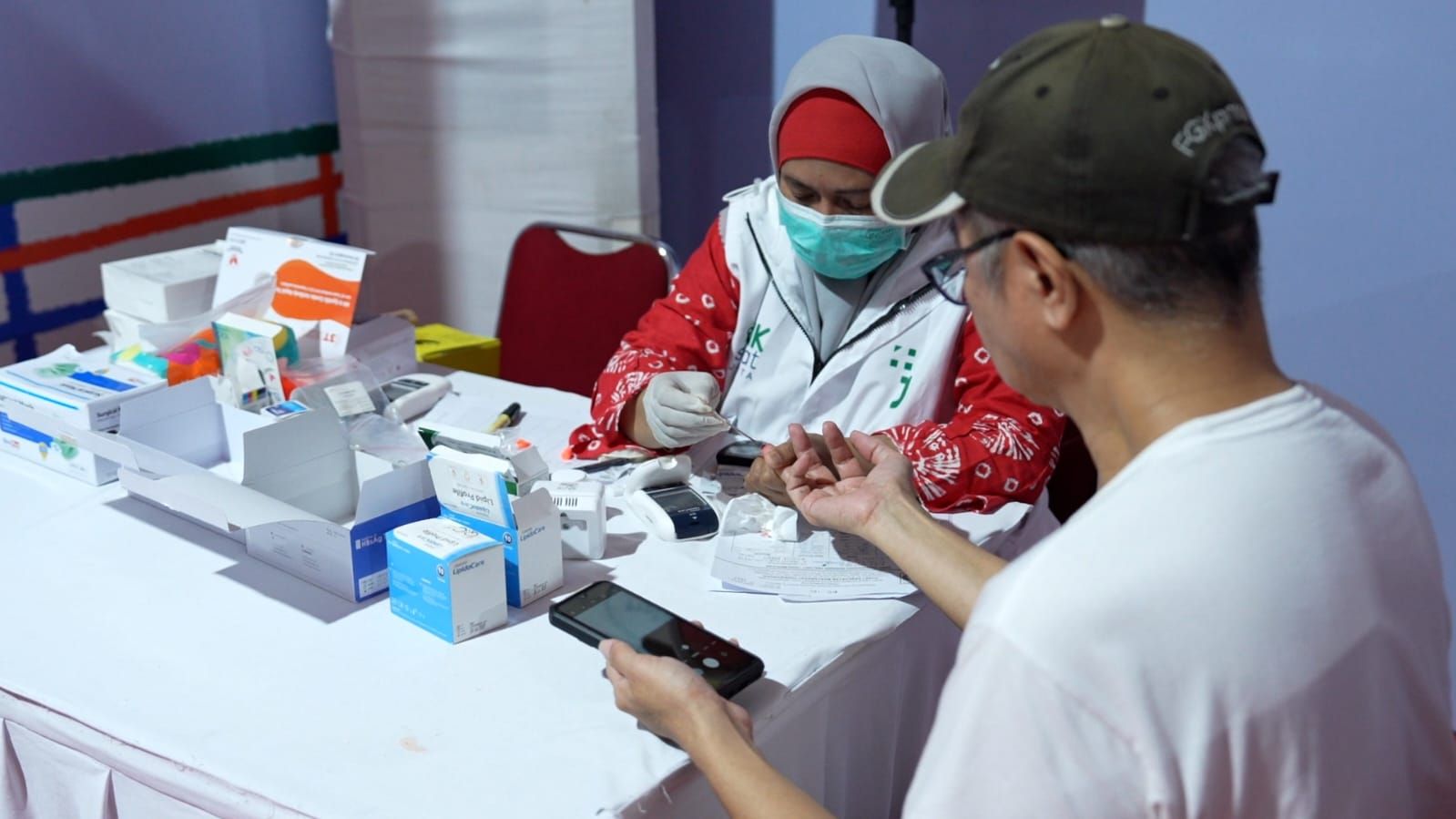 Tenaga kesehatan melayani pemeriksaan kesehatan gratis bagi pengunjung Imlek Festival 2577. <b>(Istimewa)</b>