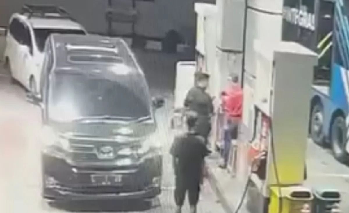 Tangkapan layar kamera pengawas (closed circuit television/CCTV) terjadinya penganiayaan pegawai Stasiun Pengisian Bahan Bakar Umum (SPBU) oleh oknum diduga aparat di Cipinang, Pulogadung, Jakarta Timur, Senin, 23 Februari 2026. ANTARA/Dokumentasi Pr <b>(Antara)</b>