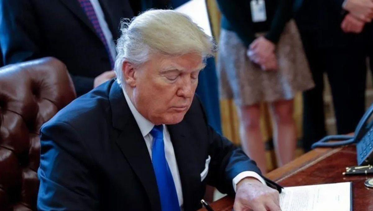 Arsip foto - Presiden AS Donald Trump menandatangani sebuah perintah eksekutif di Washington, Amerika Serikat. ANTARA/Anadolu/py/pri. <b>(Antara)</b>