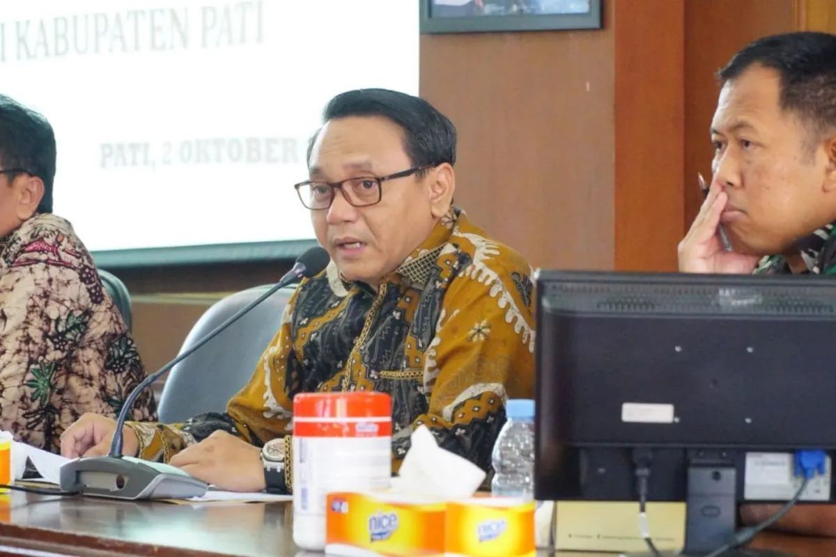 Wakil Bupati Pati Risma Ardhi Chandra saat Rapat Koordinasi (Rakor) terkait program MBG di Ruang Pragolo Setda Kabupaten Pati, Kamis, 2 Oktober 2025. (ANTARA/HO-Pemkab Pati.) <b>(Antara)</b>