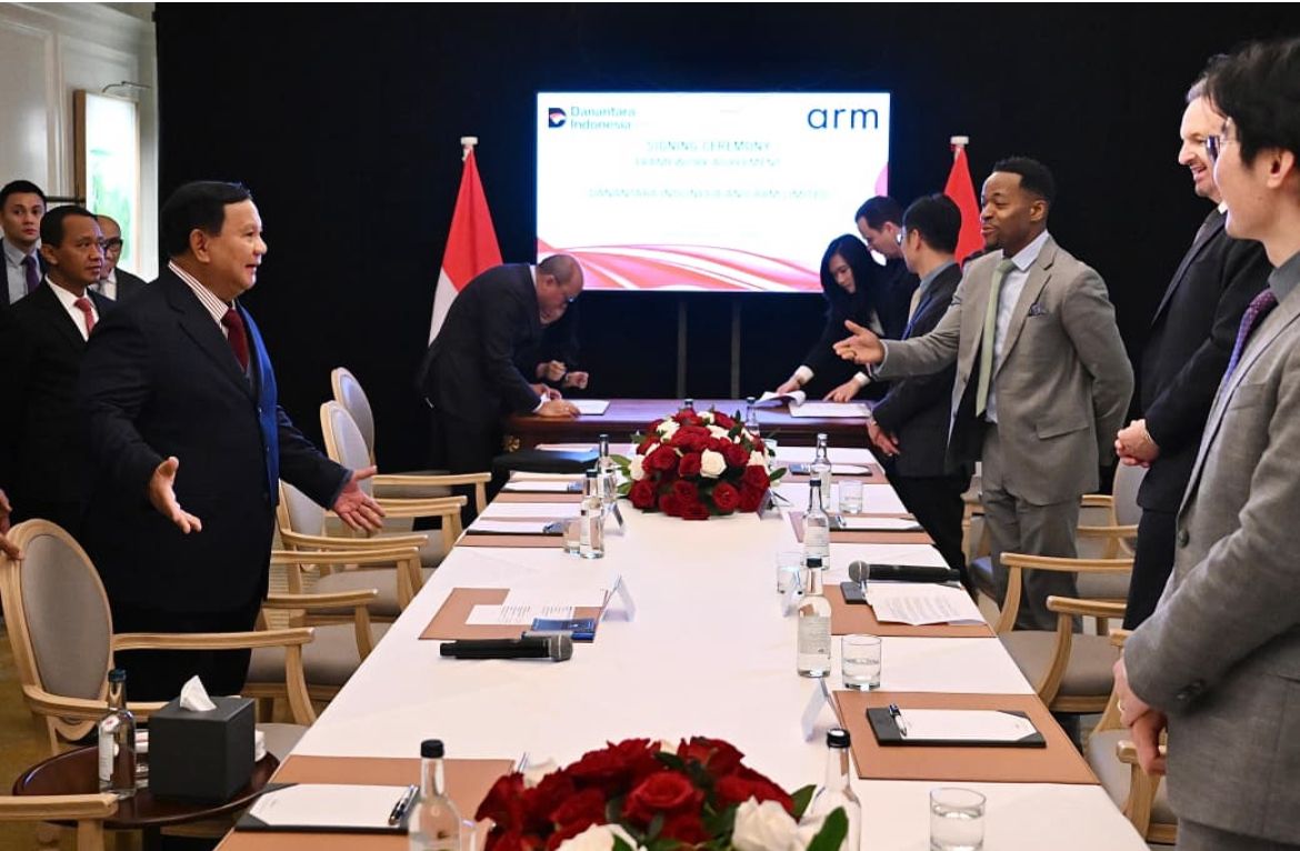 Presiden Republik Indonesia Prabowo Subianto menyaksikan penandatanganan perjanjian kerangka kerja antara Badan Pengelola Investasi Danantara Indonesia (BPI Danantara) dan Arm Limited di London <b>(Sekretariat Presiden)</b>