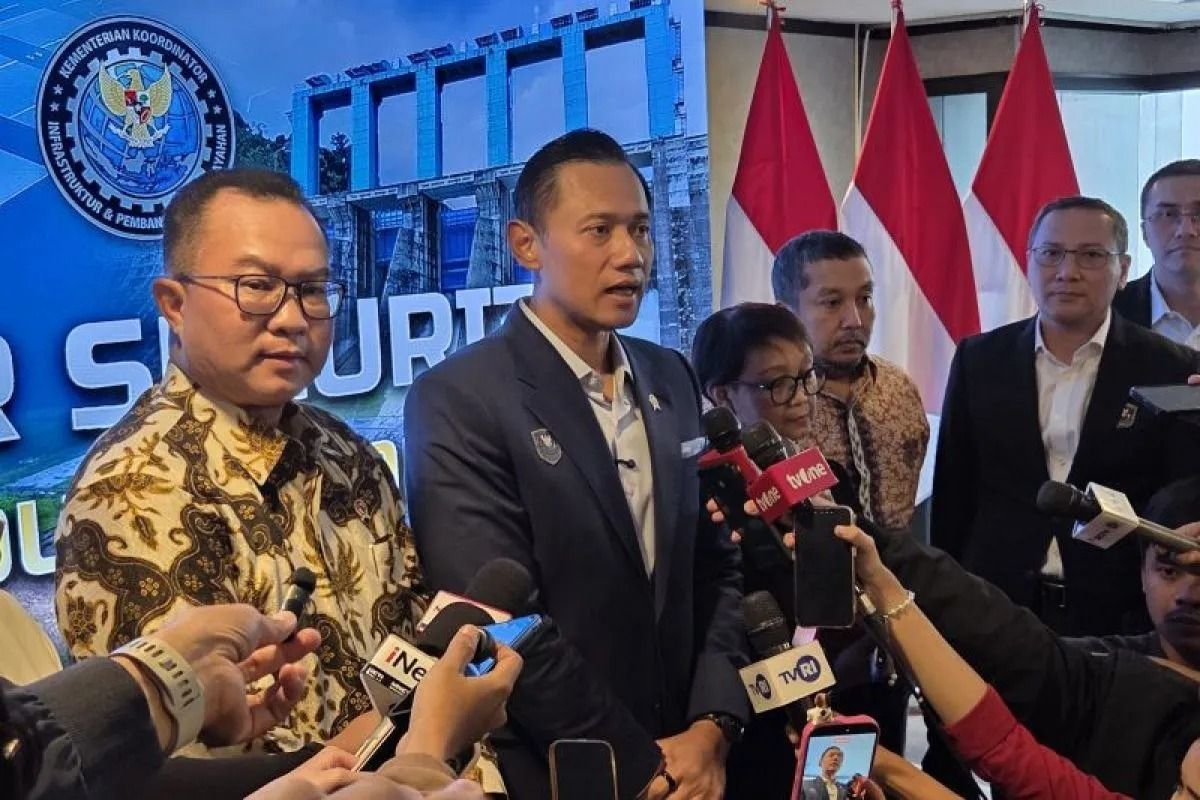 (Kiri-kanan) Kepala Badan Riset dan Inovasi Nasional (BRIN) Arif Satria, Menteri Koordinator Bidang Infrastruktur dan Pembangunan Kewilayahan Agus Harimurti Yudhoyono (AHY), Utusan Khusus Sekretaris Jenderal Perserikatan Bangsa-Bangsa (PBB) untuk Isu <b>(Antara)</b>