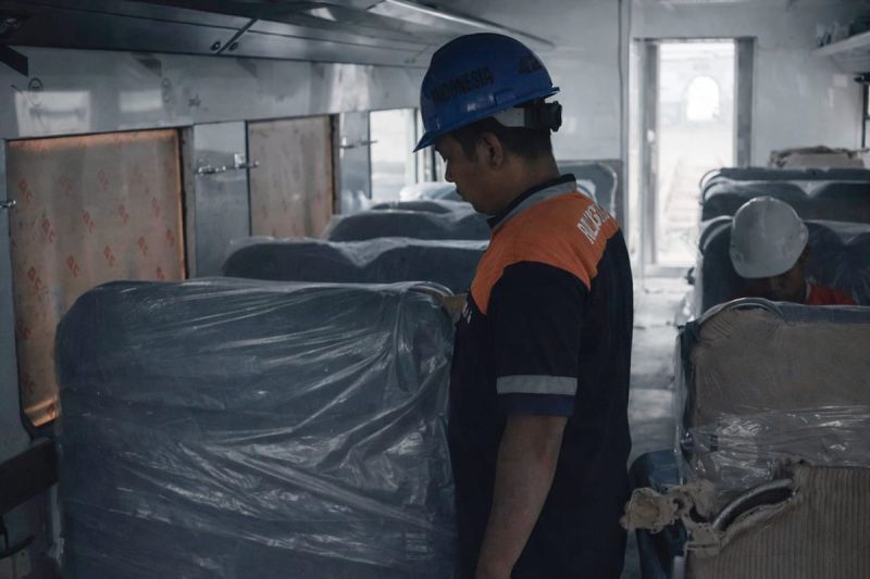 Petugas melakukan pemeriksaan terhadap interior Kereta Api Kerakyatan yang akan dioperasikan pada angkutan Lebaran 2026.  <b>(ANTARA/HO-KAI)</b>