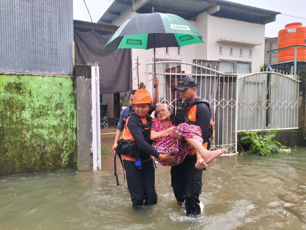 Tim SAR gabungan melakukan evakuasi di pemukiman warga yang terdampak banjir di Kota Makassar pada Rabu, 25 Februari 2026. <b>(Istimewa)</b>