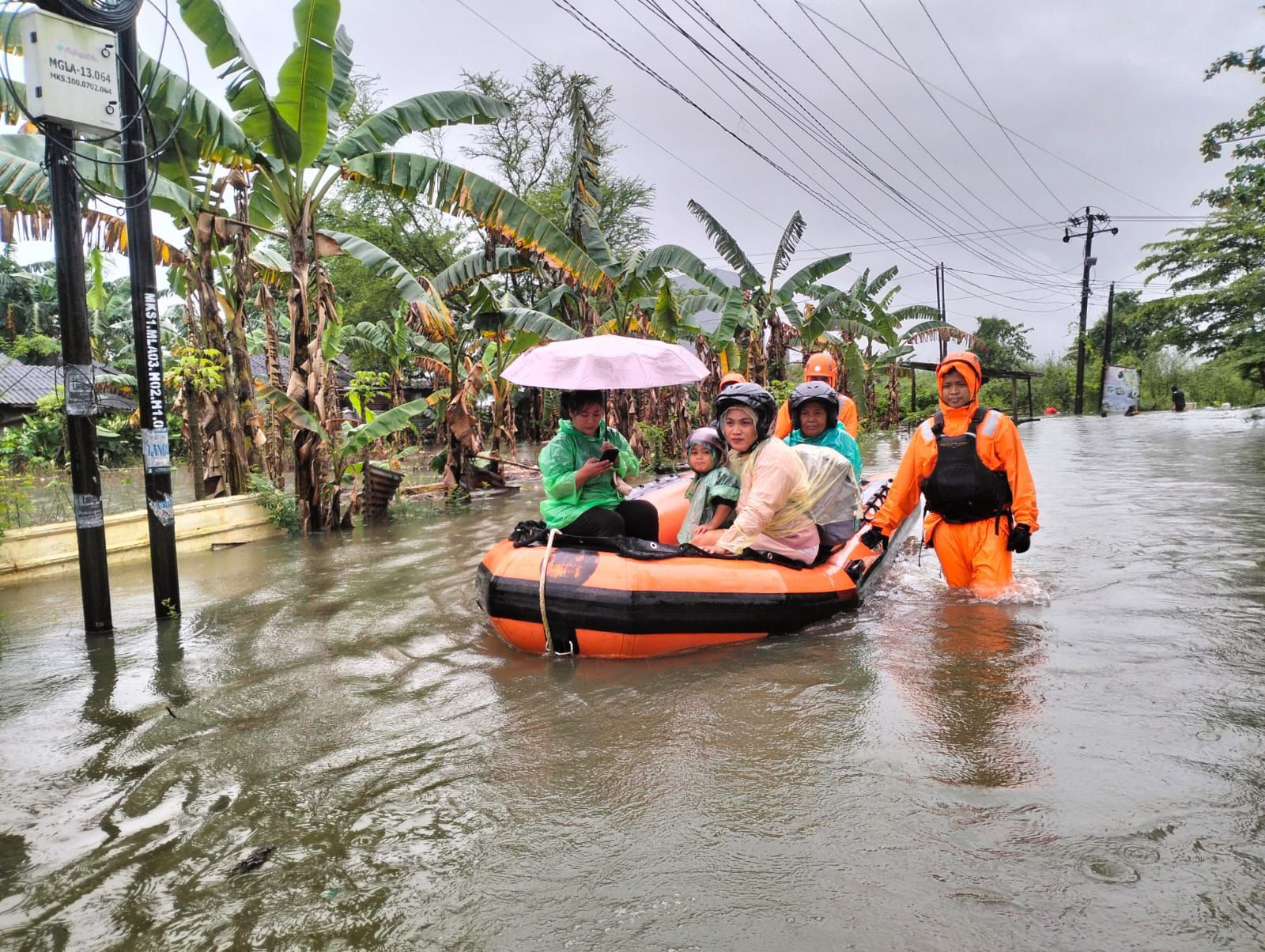 Tim SAR gabungan melakukan evakuasi di pemukiman warga yang terdampak banjir di Kota Makassar pada Rabu, 25 Februari 2026. <b>(Istimewa)</b>