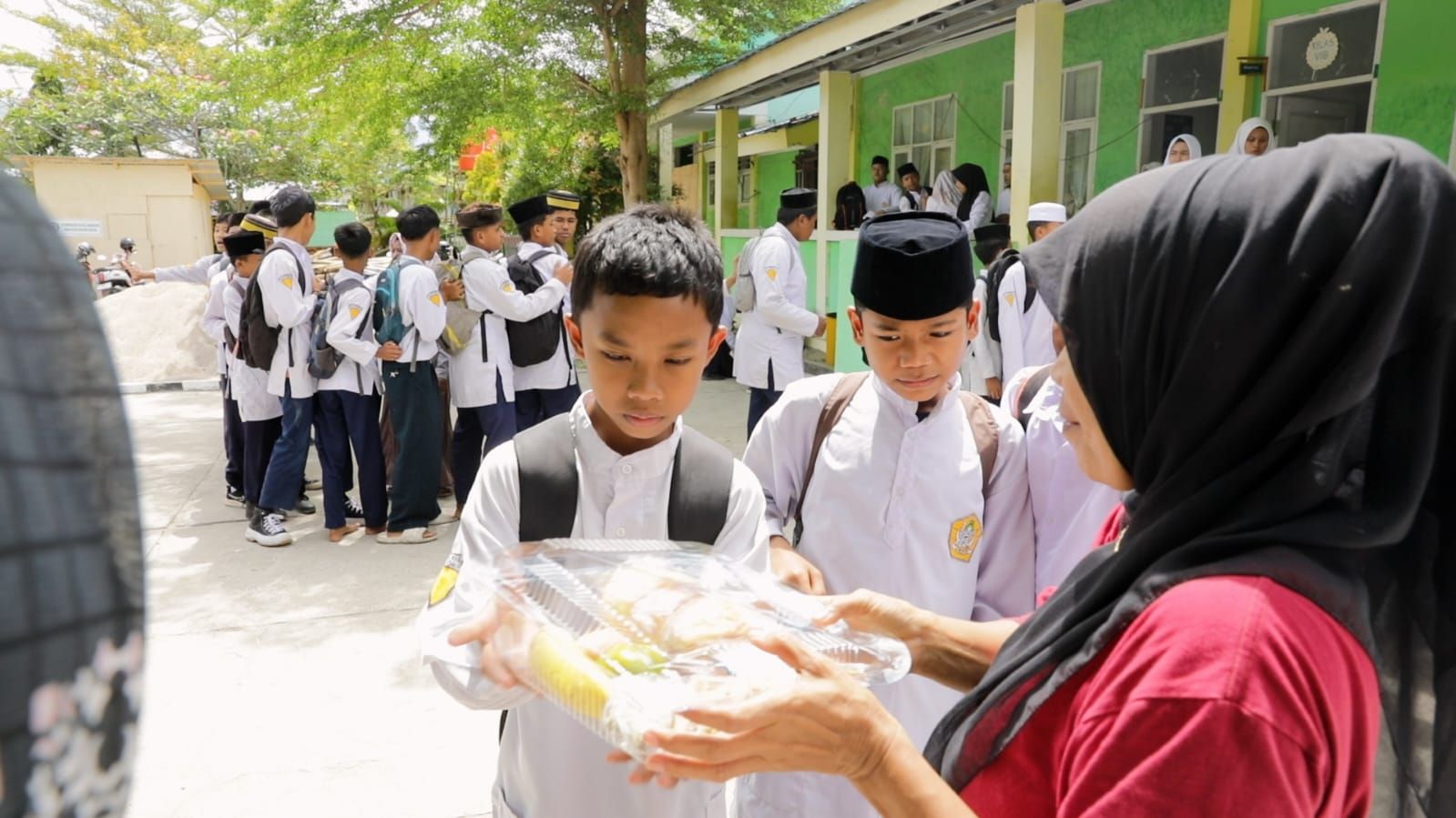 Kejutan sederhana dari ompreng MBG di Sigi mengubah kecemasan menjadi tangis haru. <b>(Istimewa)</b>