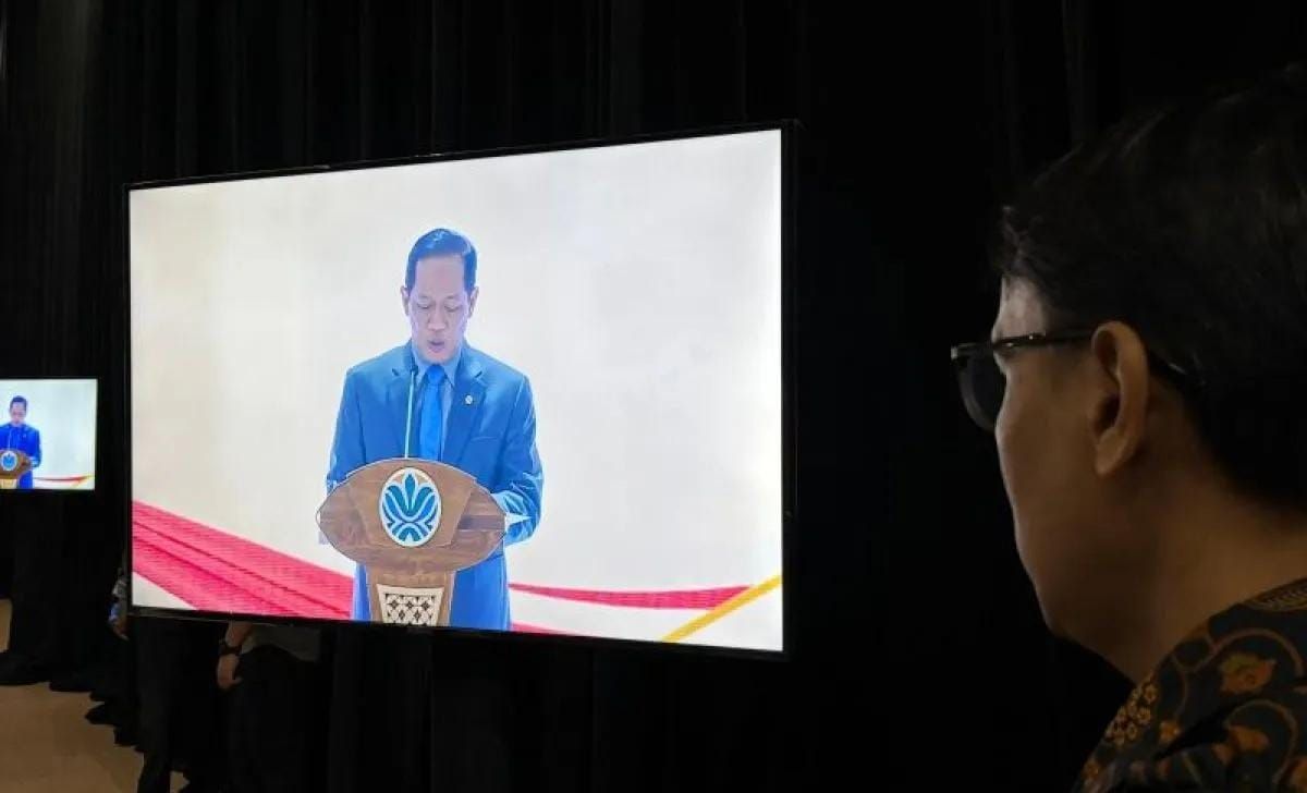 Peserta rapat menyaksikan di layar Menteri LH Hanif Faisol Nurofiq memberikan arahan dalam Rapat Koordinasi Nasional Pengelolaan Sampah 2026 di Jakarta, Rabu 25 Februari 2026. ANTARA/Prisca Triferna <b>(Antara)</b>