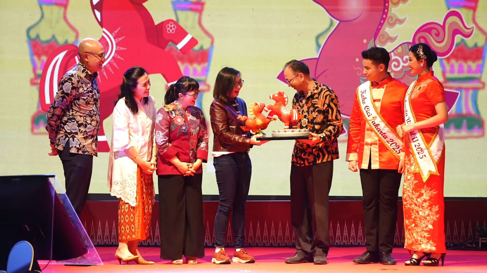 Pertukaran maskot Kuda Api di Imlek Festival 2577 menjadi simbol penguatan diplomasi kreatif Indonesia&ndash;Tiongkok. <b>(Istimewa)</b>