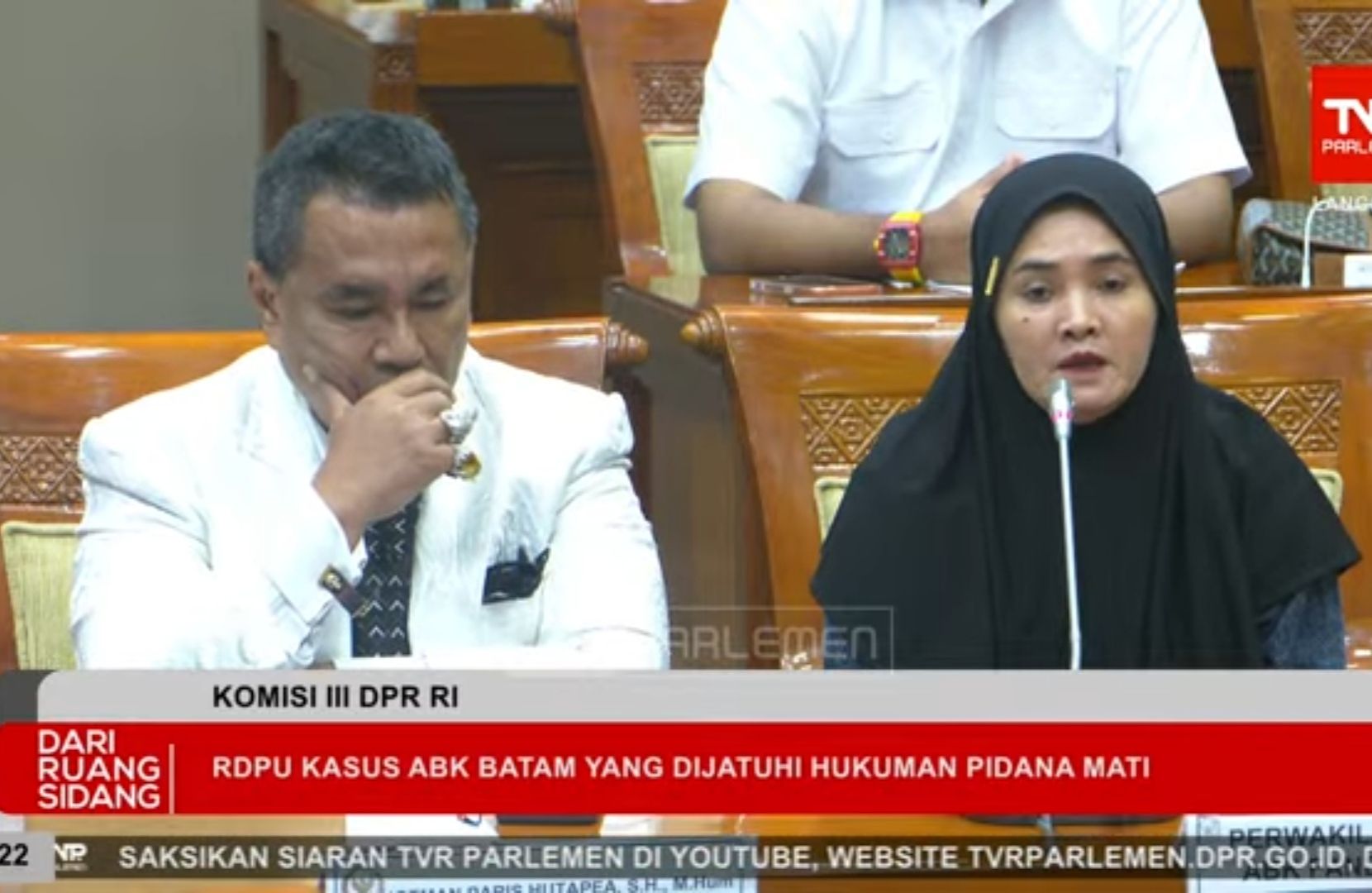 Hotman Paris Hutapea mendampingi keluarga ABK Fandi Ramadhan.  <b>(YouTube TVR Parlemen)</b>