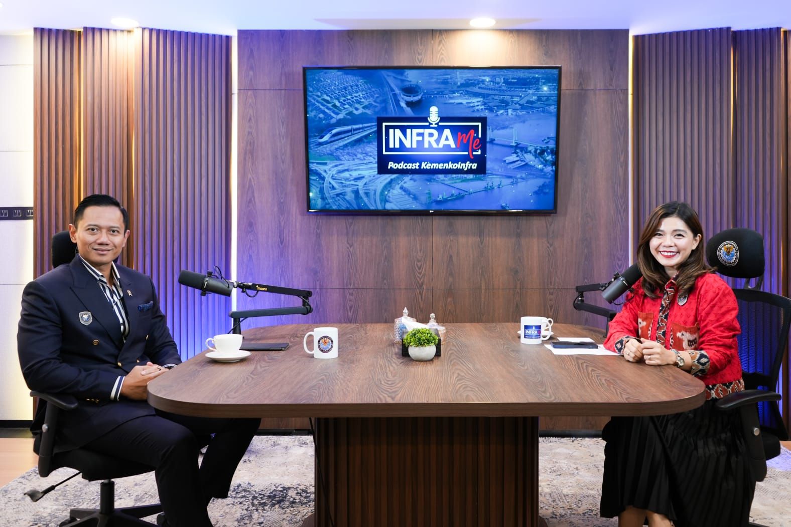 Menko Agus Harimurti Yudhoyono (AHY) dan Staf Khusus Menko Merry Riana dalam episode perdana&nbsp;Podcast InfraMe,&nbsp;Selasa, 25 Februari 2026. <b>(kemenkoinfra)</b>