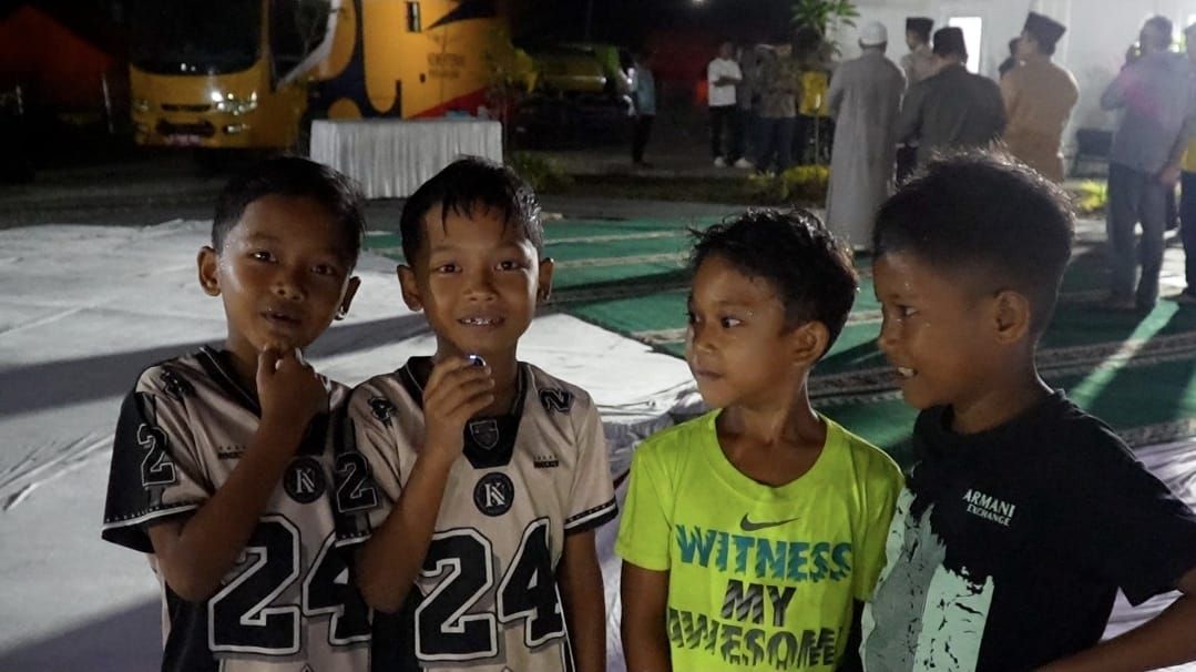 Suasana hangat sahur bersama di Huntara Aceh Tamiang, warga menikmati nasi dengan daging dan udang dalam kebersamaan penuh syukur. Momen sederhana ini menjadi penguat semangat bagi para penyintas banjir yang kini menempati hunian sementara. <b>(Istimewa)</b>