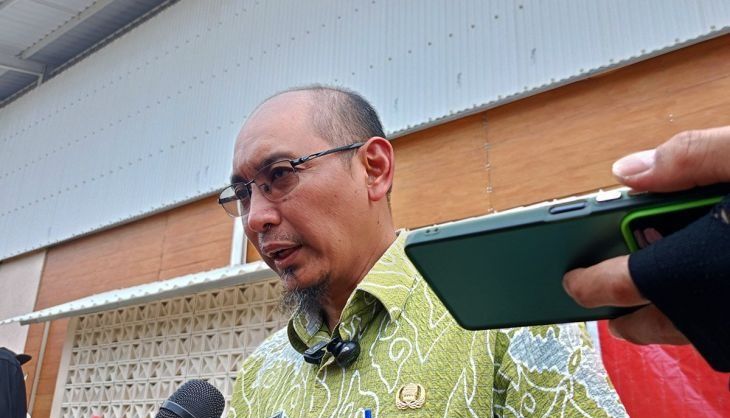 Kepala Suku Dinas Cipta Karya, Tata Ruang dan Pertanahan Jakarta Timur Wiwit Djalu Adji usai pemasangan spanduk penyegelan lapangan padel di kawasan Pulomas, Kelurahan Kayu Putih, Kecamatan Pulogadung, Jakarta Timur, Kamis, 26 Februari 2026. ANTARA/S <b>(Antara)</b>