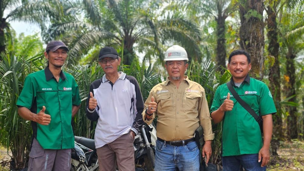 Para petani bermitra dengan PT Kresna Duta Agroindo (KDA), dalam Program Peremajaan Sawit Rakyat (PSR) skema Sarana Produksi/Saprodi. (Istimewa)
