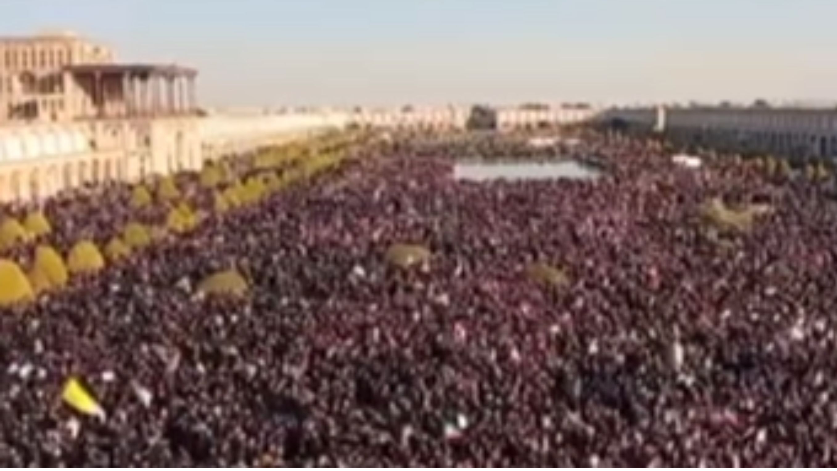 Jutaan warga Iran tumpah ruah ke jalan-jalan di berbagai kota. <b>(tangkapan layar Instagram)</b>