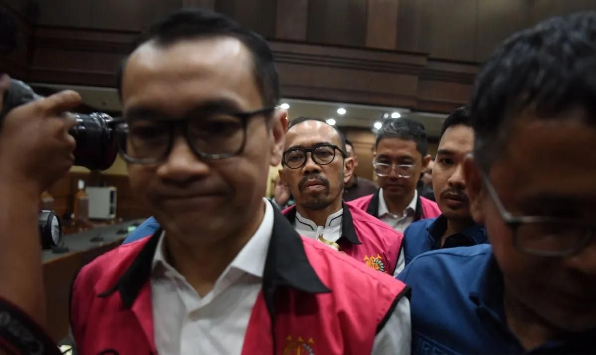 Arsip foto - Terdakwa kasus dugaan korupsi tata kelola minyak mentah dan produk kilang pada PT Pertamina Riva Siahaan (tengah), Maya Kusmaya (kiri), dan Edward Corne (ketiga kiri) meninggalkan ruangan usai mengikuti sidang pembacaan putusan di Pengad <b>(Antara)</b>