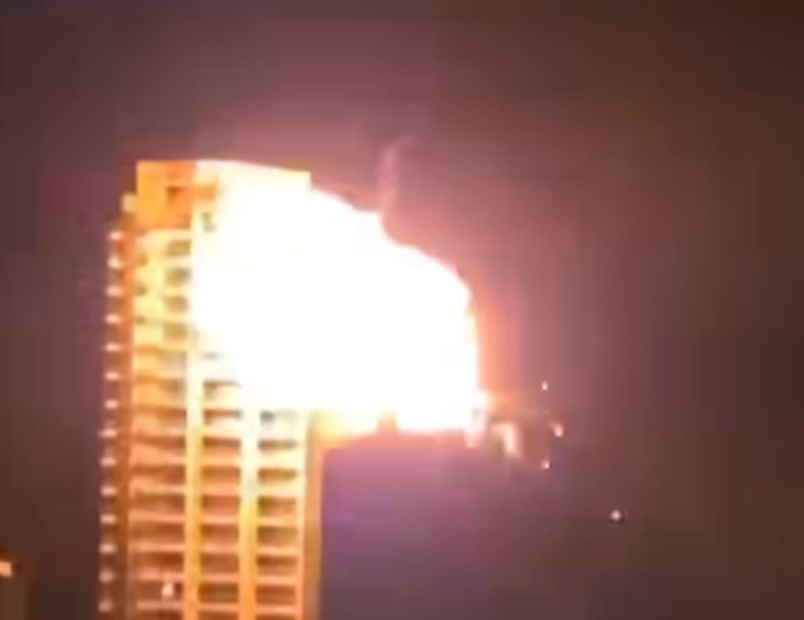 Viral Warga Bahrain Rayakan Serang Drone Iran Kenai Gedung yang Disebut Persembunyian Mossad <b>(Istimewa)</b>