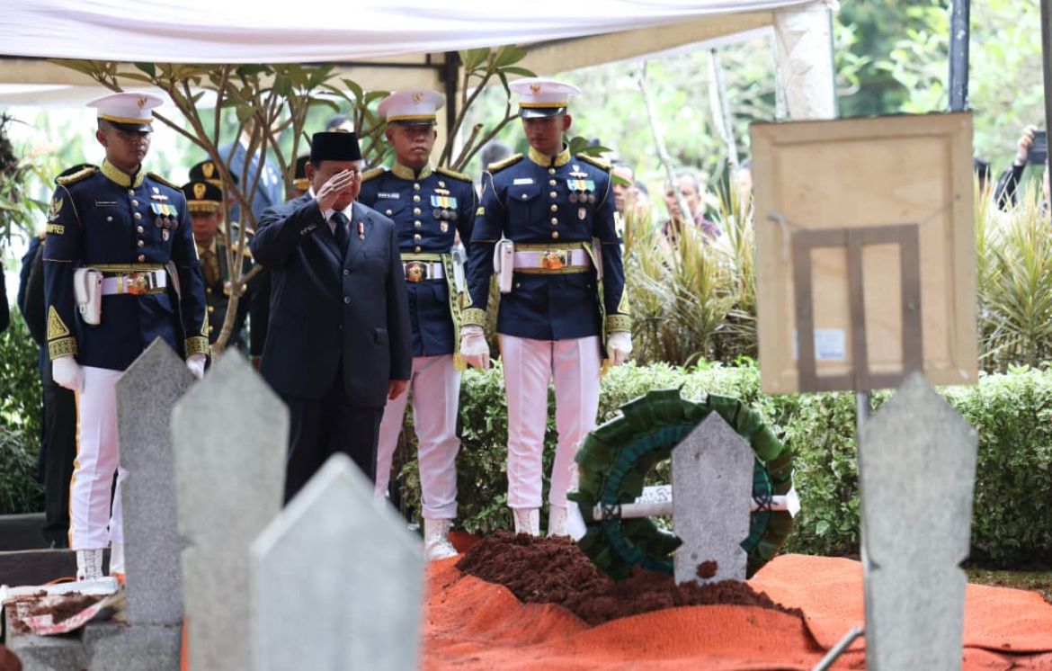 Momen Prabowo Jadi Inspektur Upacara, Pimpin Prosesi Pemakaman Almarhum Try Sutrisno dengan Khidmat <b>(Istimewa)</b>