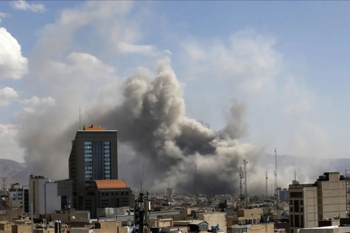 Ilustrasi Serangan Amerika Serikat dan Israel ke wilayah pemukiman penduduk Iran.  <b>(Anadolu)</b>