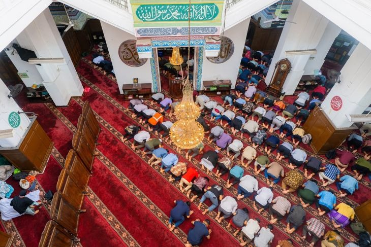 Jamaah melakukan shalat di Masjid Cut Meutia, Jakarta, Selasa (18/3/2025). Masjid Cut Meutia yang menempati bekas kantor perusahaan De Bouwploeg yang dibangun pada 1912 kini menjadi salah satu masjid ikonik di Jakarta. (Antara/HO/Danone Indonesia) <b>(Antara)</b>