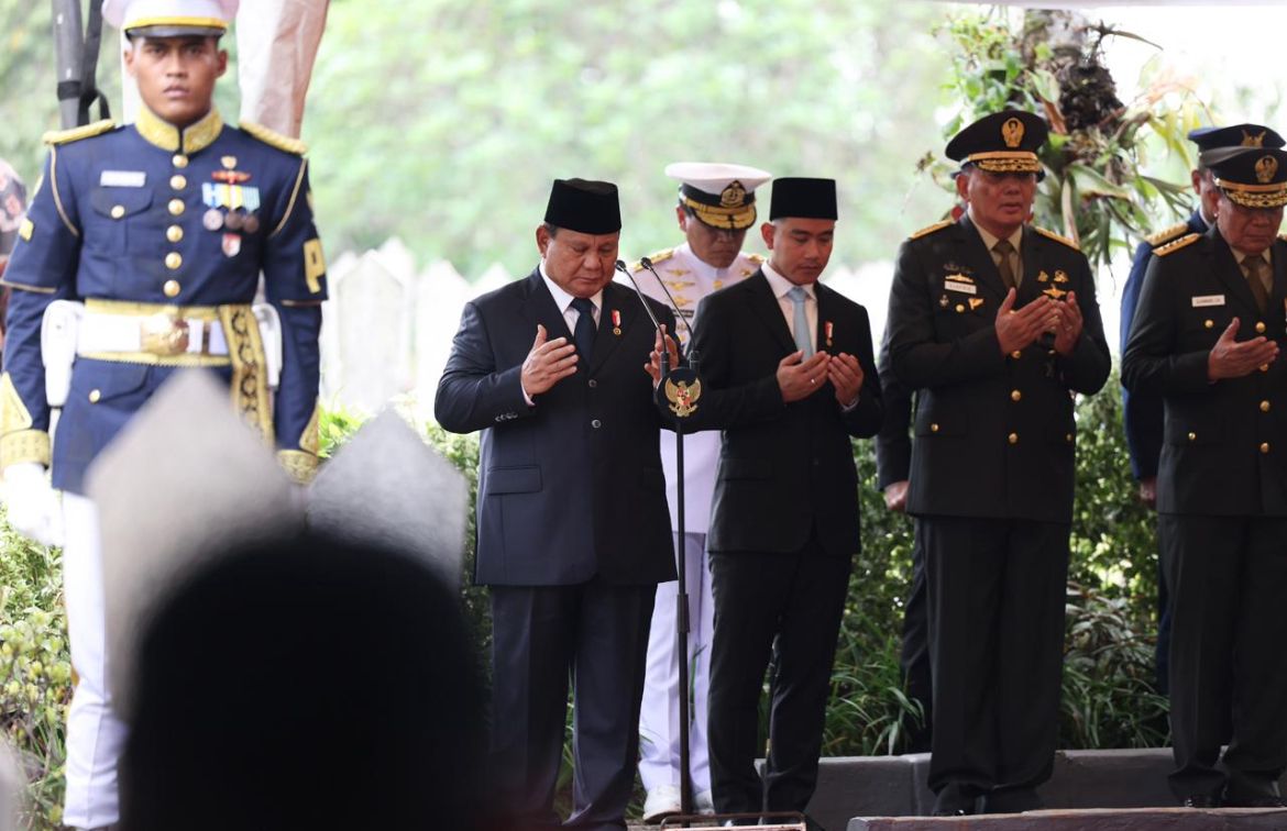 Momen Prabowo Jadi Inspektur Upacara, Pimpin Prosesi Pemakaman Almarhum Try Sutrisno dengan Khidmat <b>(Istimewa)</b>