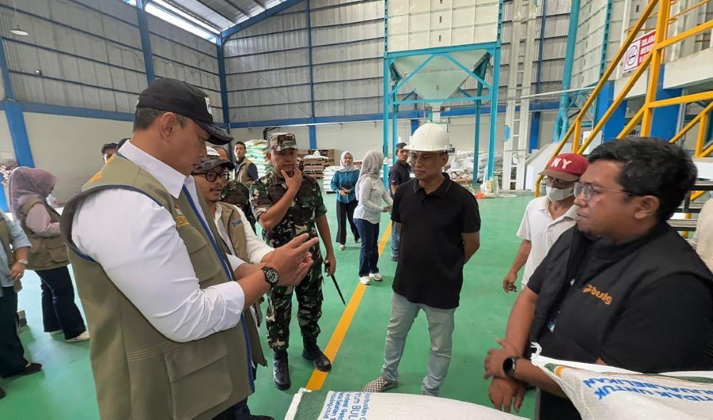 Direktur Utama Perum BULOG, Letjen TNI (Purn.) Ahmad Rizal Ramdhani melakukan kunjungan kerja ke Rice Milling Unit milik PT Sri Tani Berkah di Kabupaten Maros, Sulawesi Selatan. (Foto: Dok/Istimewa) 