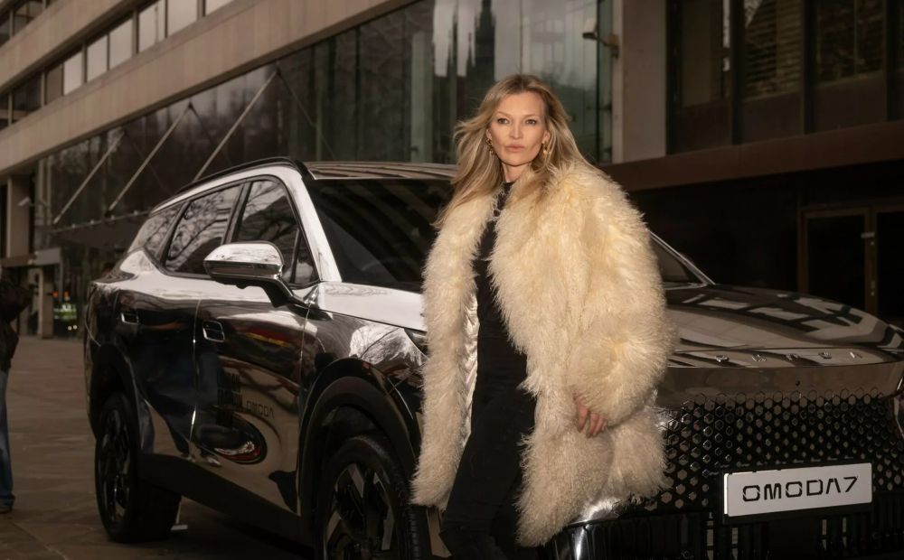 Omoda menggandeng model Denise Ohnona. (Foto: Istimewa via Carscoops) 