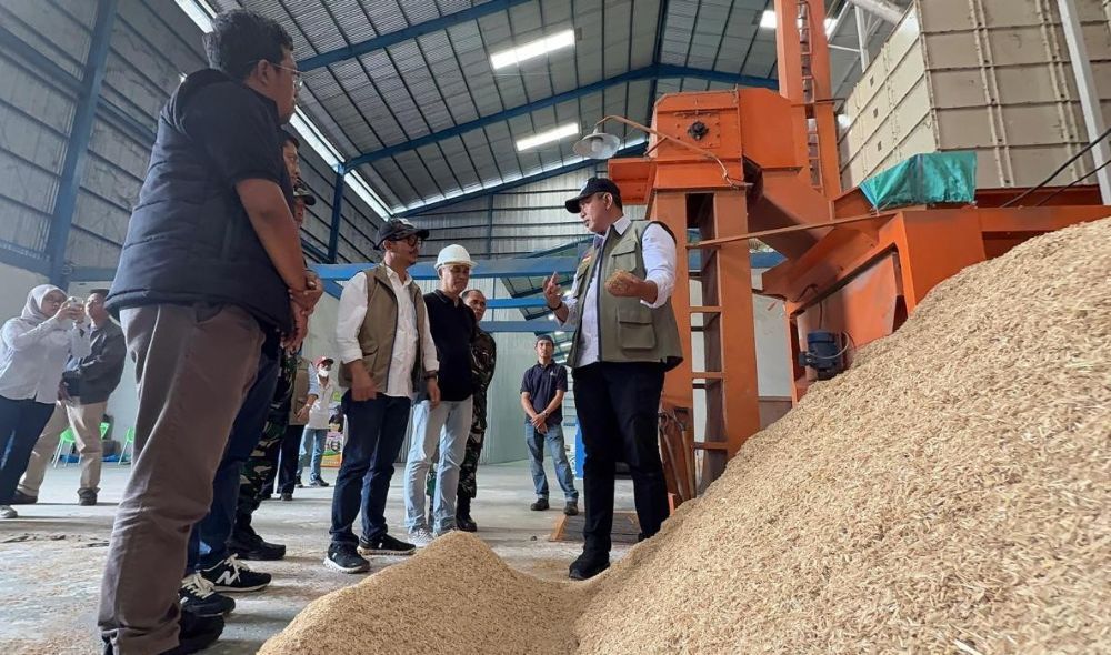 Direktur Utama Perum BULOG, Letjen TNI (Purn.) Ahmad Rizal Ramdhani melakukan kunjungan kerja ke Rice Milling Unit milik PT Sri Tani Berkah di Kabupaten Maros, Sulawesi Selatan. (Foto: Dok/Istimewa) 