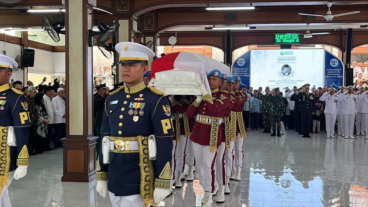 Jenazah Try Sutrisno Disalatkan di Masjid Sunda Kelapa <b>(NTVNews.id/Adiansyah)</b>