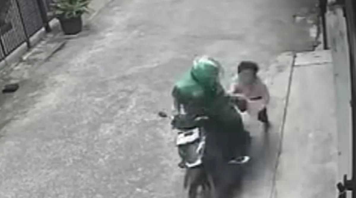 Aksi penjambretan terhadap seorang wanita lansia. <b>(Antara)</b>