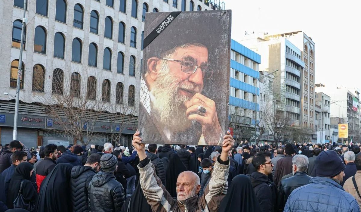 Warga berkumpul untuk berkabung atas wafatnya Pemimpin Tertinggi Iran, Ayatollah Ali Khamenei, di Teheran, Iran, Minggu, 1 Maret 2026. Media pemerintah Iran mengonfirmasi pada hari Minggu bahwa Pemimpin Tertingginya, Ayatollah Ali Khamenei, tewas dal <b>(Antara)</b>