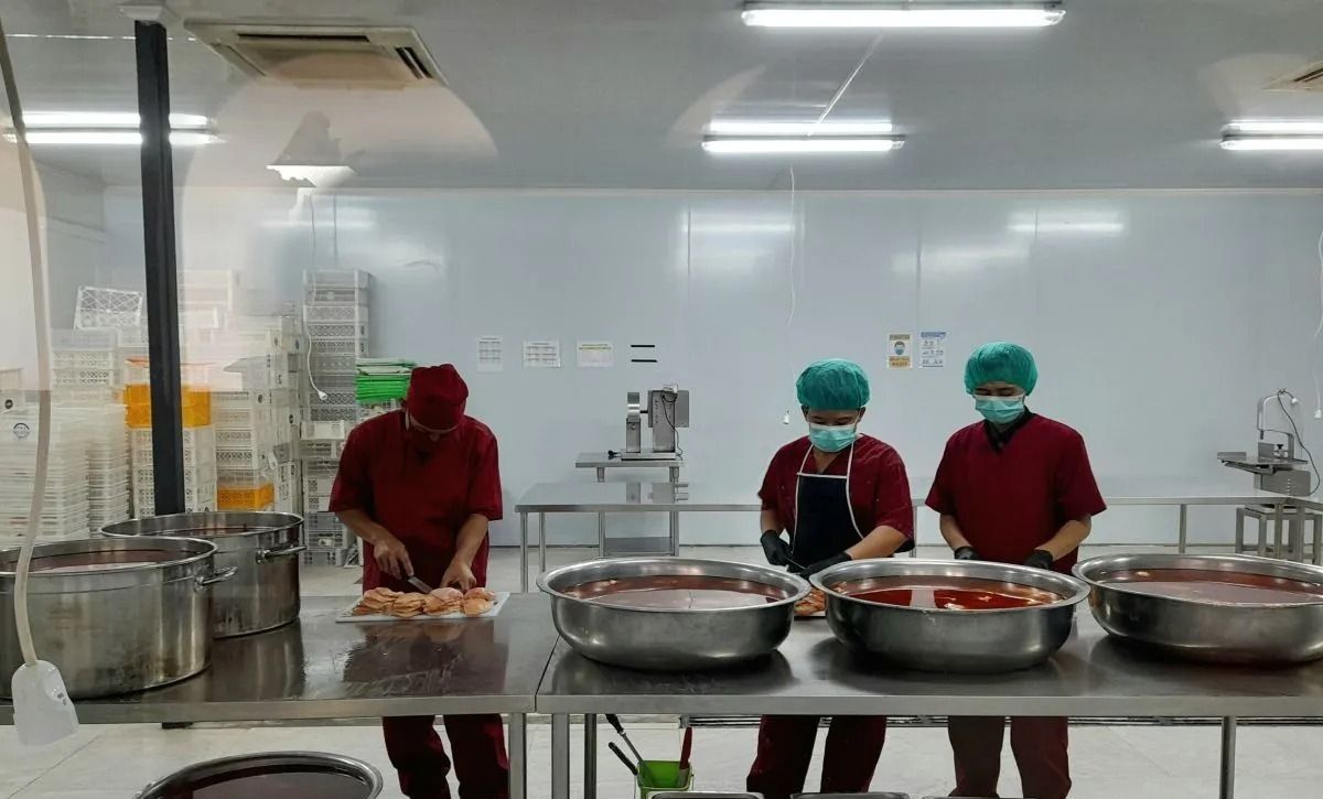 Para petugas SPPG Cipanas Sindangjaya 5, Cianjur, Jawa Barat, mengolah menu ayam menjadi makanan siap masak atau ready to cook untuk disalurkan kepada penerima manfaat selama bulan Ramadhan pada Rabu, 4 Maret 2026. ANTARA/Lintang Budiyanti Prameswari <b>(Antara)</b>