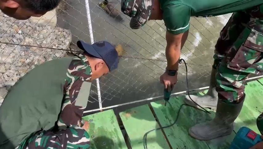 TNI dan warga setempat gotong royong membangun jembatan gantung di Aceh. <b>(Bakom RI)</b>