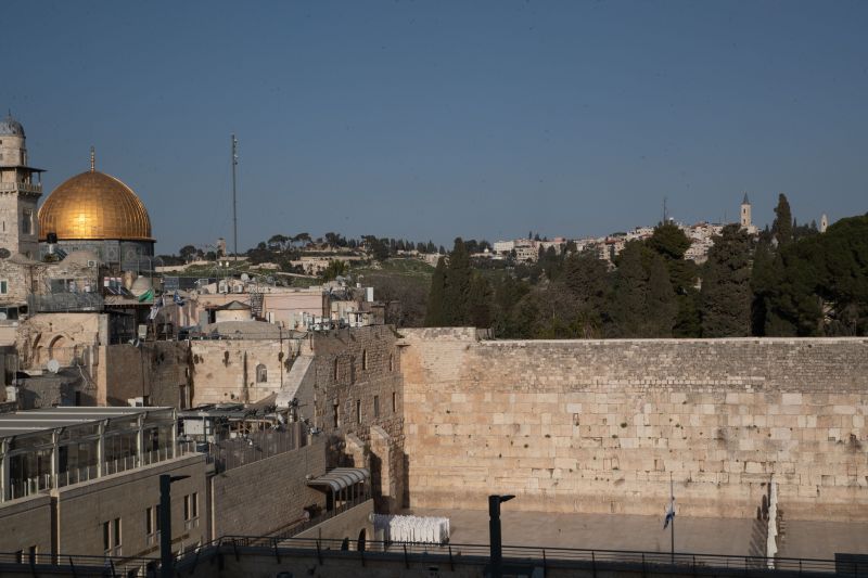 Foto yang diabadikan pada 5 Maret 2026 ini menunjukkan alun-alun Tembok Ratapan yang kosong di Kota Tua Yerusalem. (Xinhua/Chen Junqing)Orang-orang berdoa menghadap Tembok Ratapan dari sebuah platform yang ditinggikan di Kota Tua Yerusalem pada 5 Maret 2026. (Xinhua/Chen Junqing) <b>(Antara)</b>