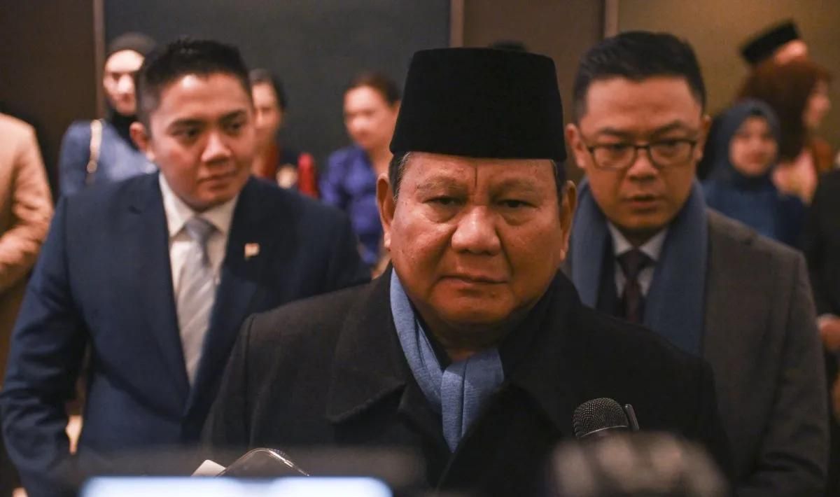 Arsip - Presiden Prabowo Subianto (tengah) didampingi Menlu Sugiono (kanan) dan Sekretaris Kabinet Teddy Indra Wijaya (kiri) memberikan keterangan kepada wartawan di Washington DC, Amerika Serikat, Sabtu 21 Januari 2026. Presiden Prabowo Subianto men <b>(Antara)</b>