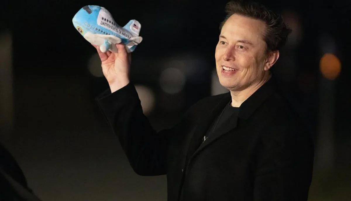 Arsip - Elon Musk memegang boneka Air Force One saat tiba di Halaman Selatan Gedung Putih di Washington, D.C., Amerika Serikat, Rabu 19 Februqri 2025. ANTARA/Xinhua/Hu Yousong/aa. <b>(Antara)</b>