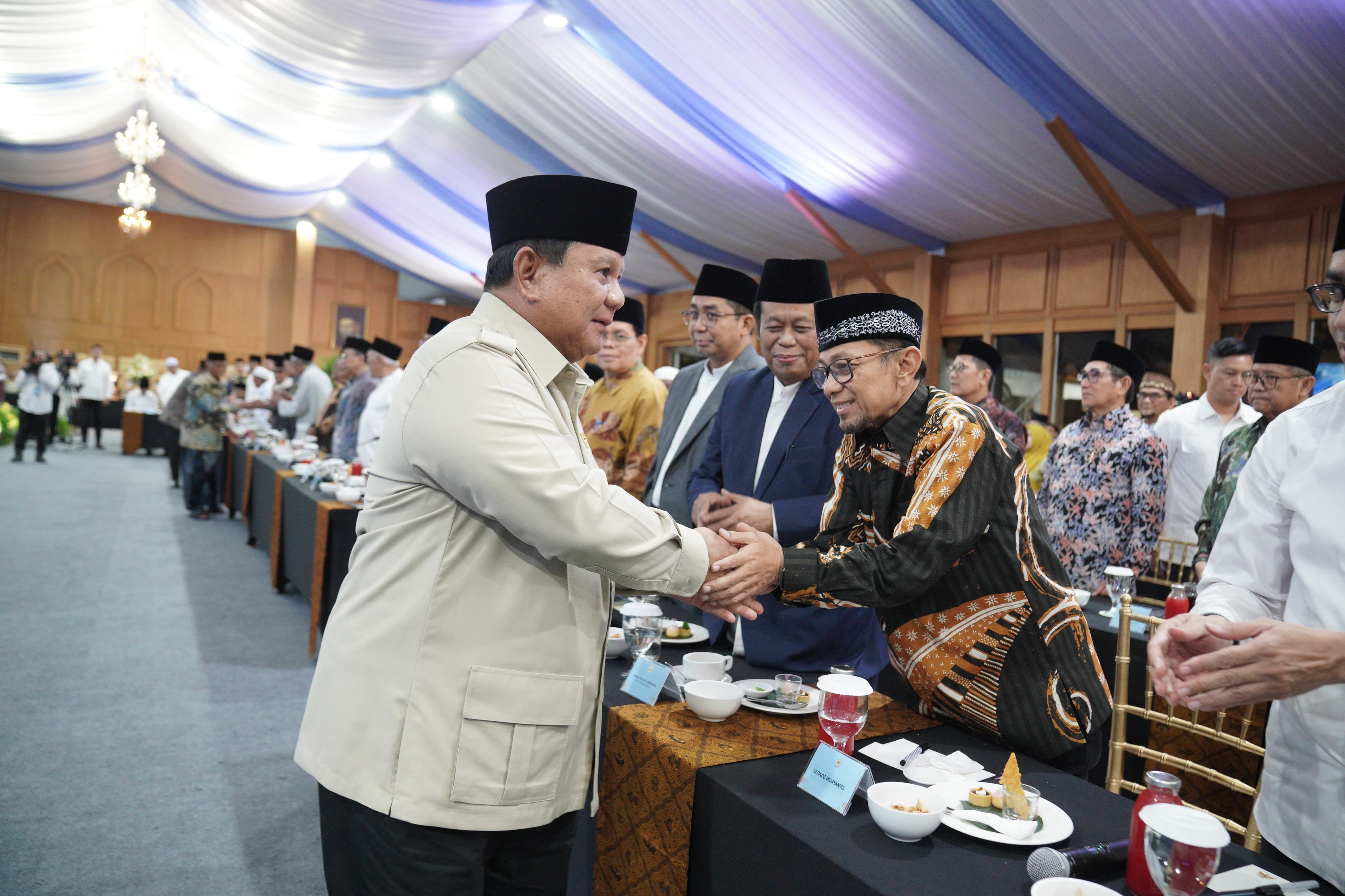 Presiden Republik Indonesia, Prabowo Subianto, menggelar silaturahmi dengan para kiai, pimpinan pondok pesantren, dan tokoh agama Islam di Istana Merdeka, Jakarta, Kamis 5 Maret 2026. Acara silaturahmi tersebut diawali dengan berbuka puasa bersama. <b>(Istimewa)</b>