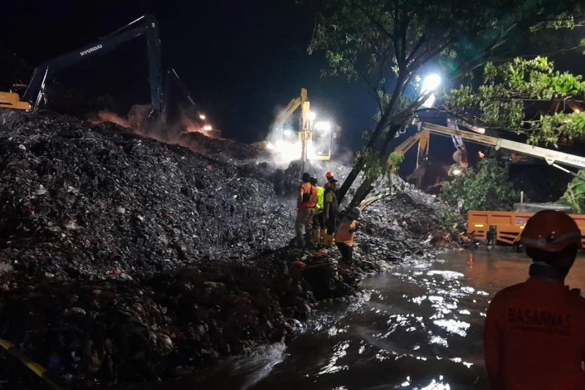 Pemerintah Provinsi (Pemprov) DKI Jakarta mengaktifkan operasi tanggap darurat penanganan longsor di area Tempat Pengolahan Sampah Terpadu (TPST) Bantargebang. <b>(Antara)</b>