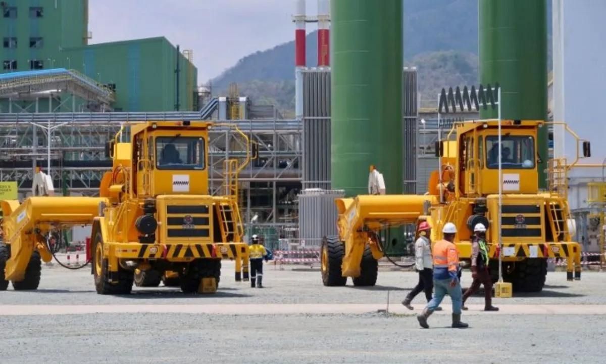 Ilustrasi - Sejumlah pekerja beraktivitas pada kawasan industri tambang mineral di Sumbawa Barat, Nusa Tenggara Barat. (ANTARA/Sugiharto Purnama). <b>(Antara)</b>